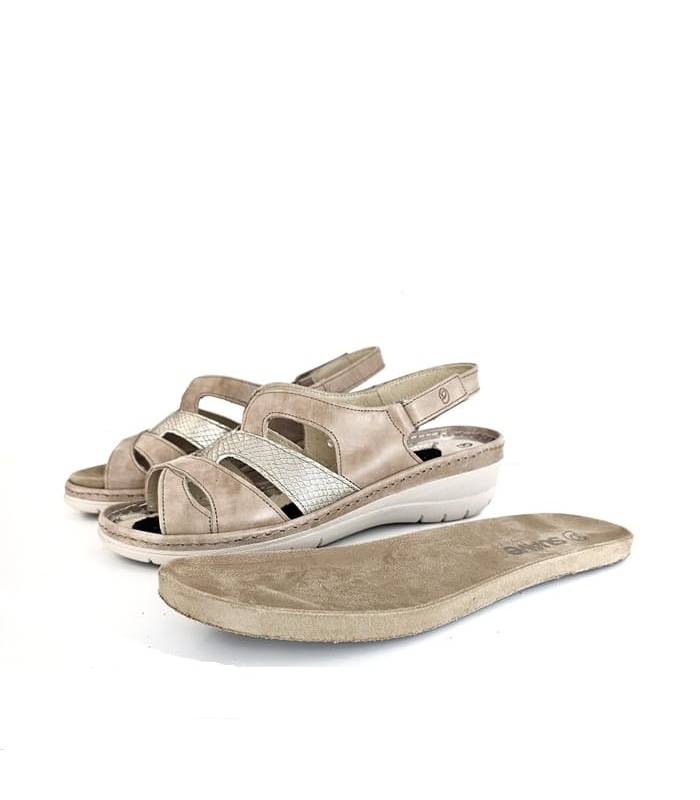 Primer plano de la plantilla extraída de la sandalia color beige con cuña de Suave
