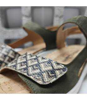 Detalle del doble cierre con velcro de la sandalia Comfort Class verde.