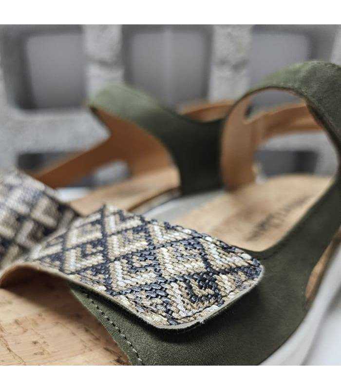 Detalle del doble cierre con velcro de la sandalia Comfort Class verde.