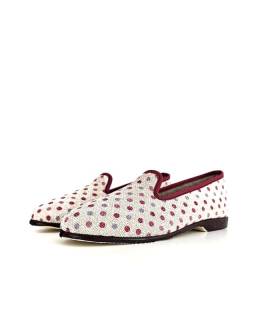 Zapatilla casa lunares burdeos verano de Pelusin con piso de goma flexible, vista de medio perfil