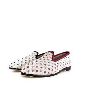 Comparativa de los dos colres disponibles, azul y burdeos de zapatilla de verana de Pelusin de lunares