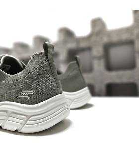 Vista trasera: Tacón de cuña discreto y talón reforzado de la zapatilla deportiva verde de Skechers
