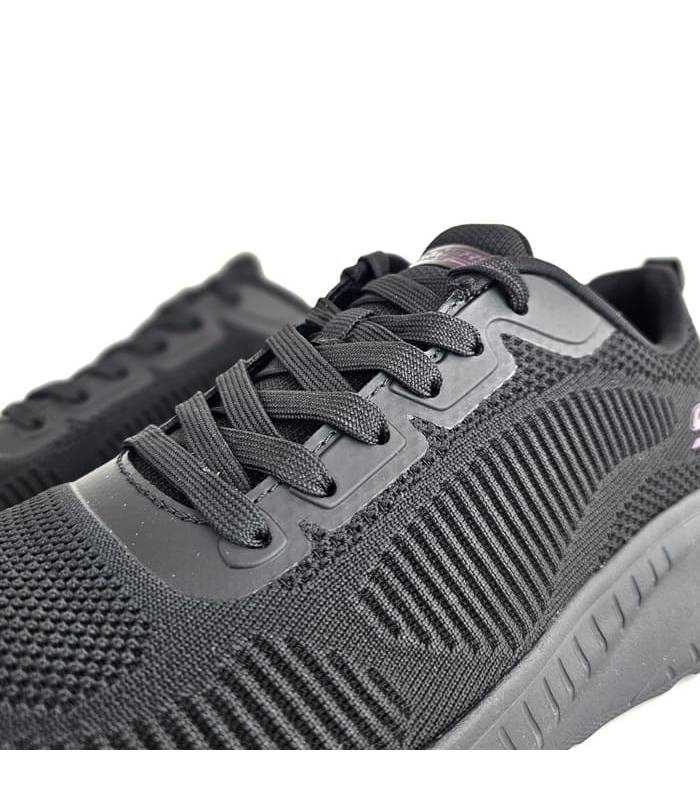 Primer plano de cierre de cordones y Diseño en malla técnica en tono negra