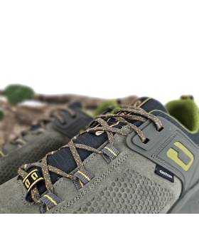 Detalle del material nobuck y textil transpirable de la zapatilla trekking