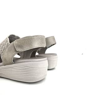 Cierre velcro trasero sandalia cuña mujer On the Rise Skechers, cómodo y ajustable.