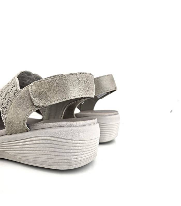 Cierre velcro trasero sandalia cuña mujer On the Rise Skechers, cómodo y ajustable.