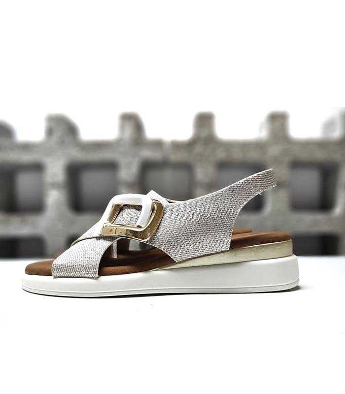 Sandalias mujer tiras cruzadas piel rosa Chika10 vista lateral con hebilla.
