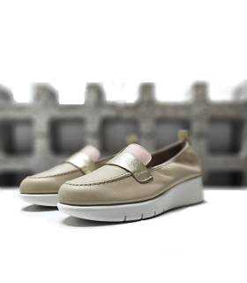Vista lateral del mocasín mujer cuña Flex & Go en piel beige