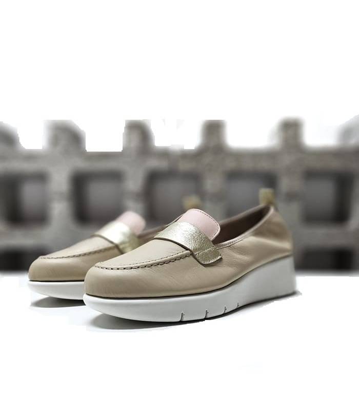 Vista lateral del mocasín mujer cuña Flex & Go en piel beige
