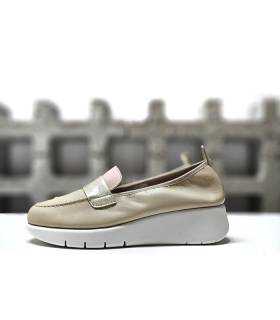 Vista de perfil del zapato mocasín de piel beige con detalles e rosa y doradp
