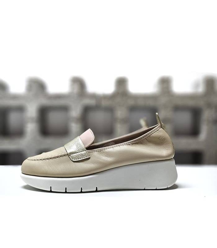 Vista de perfil del zapato mocasín de piel beige con detalles e rosa y doradp