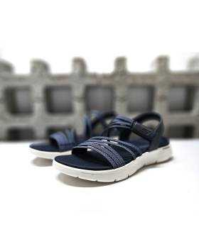 Sandalia Go Walk Flex Skechers azul marino con tiras elásticas y ajuste de velcro, vista diagonal