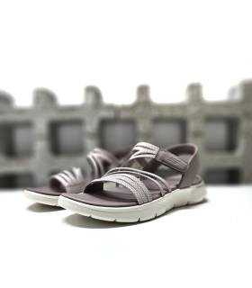 Sandalia Go Walk Flex Skechers color malva con ajuste de velcro y diseño cómodo, vista diagonal