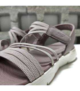 Detalle de logo Skechers lateral en sandalia Go Walk Flex malva con tejido suave y transpirable