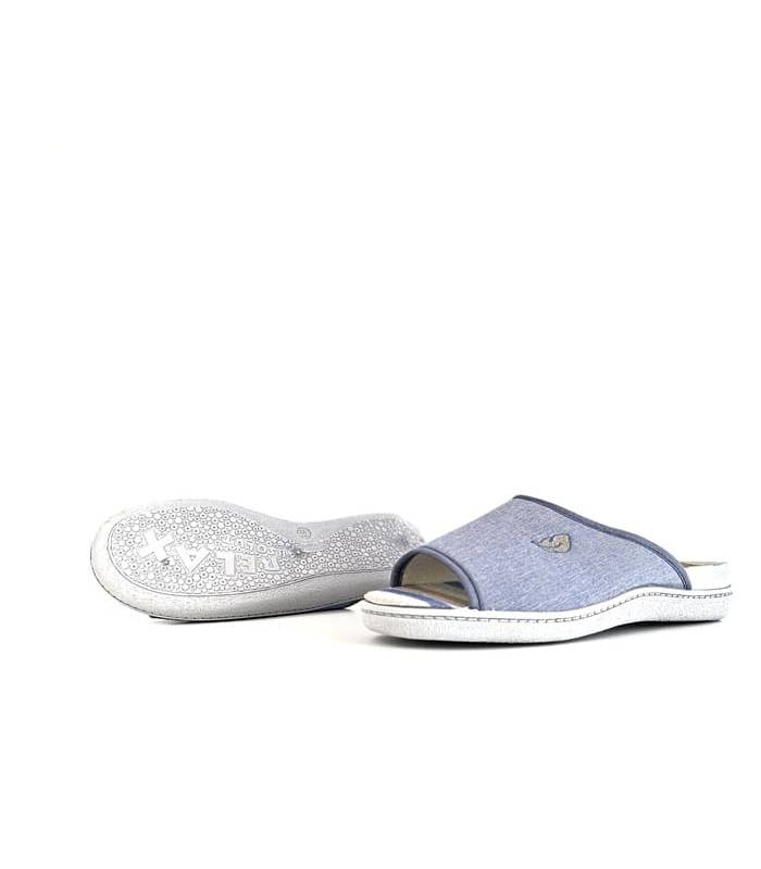 primer plano del piso de zapatillas pinki Plumaflex para mujer en lona azul