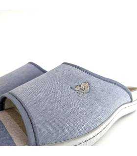 Zapatilla casa mujer Plumaflex con corte abierto por talón y puntera, plantilla a rayas azul y verde