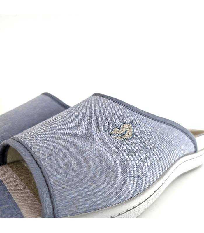 Zapatilla casa mujer Plumaflex con corte abierto por talón y puntera, plantilla a rayas azul y verde
