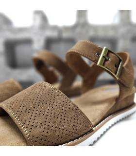 detalle perforaciones ante sintético sandalia Skechers castaña