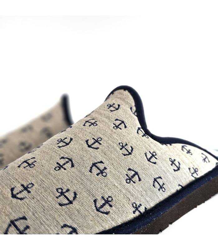 Detalle del textil beige con estampado de anclas