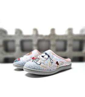 Vista de medio perfil de zapatillas de casa para el verano de plumalfex con diseño estampado de perro