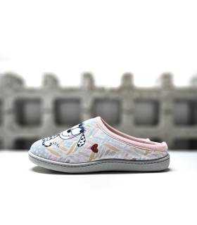 vista de perfil de zapatilla de algodón para verano con dibujo de perro y niña