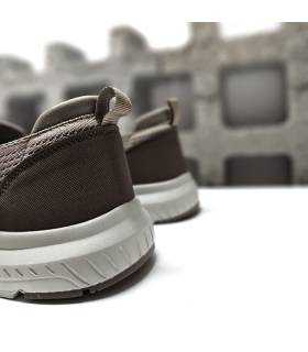 Vista del talón del mocasín Nicoboco beige para hombre, con refuerzo posterior y tejido transpirable