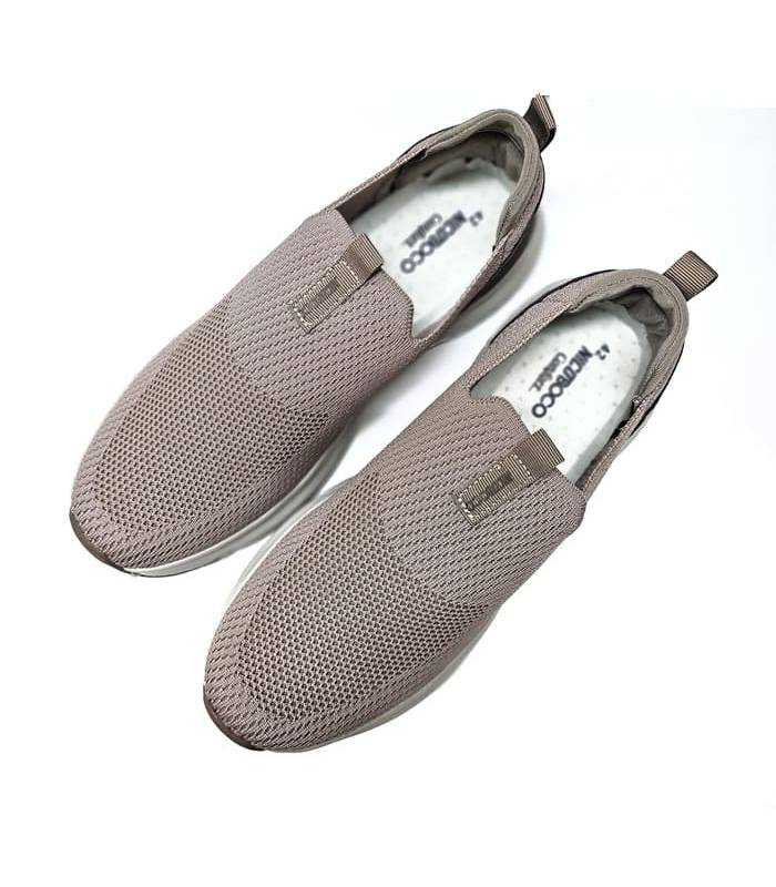 Vista superior de deportivo beige ligero para hombre