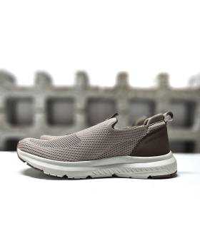 Zapatilla sin cordones Nicoboco beige para hombre, vista medio perfil con puntera reforzada y tejido de punto fresco