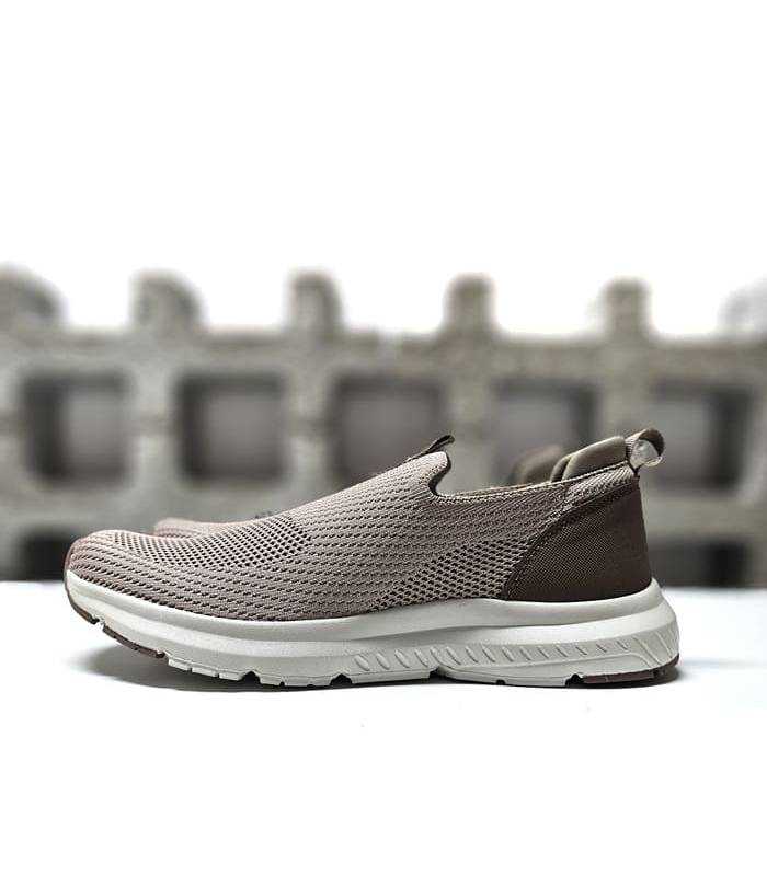 Zapatilla sin cordones Nicoboco beige para hombre, vista medio perfil con puntera reforzada y tejido de punto fresco