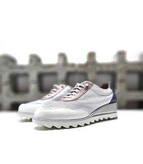 Zapato deportivo blanco con detalles en piel rosa y azul para mujer de DChicas vista semiperfil