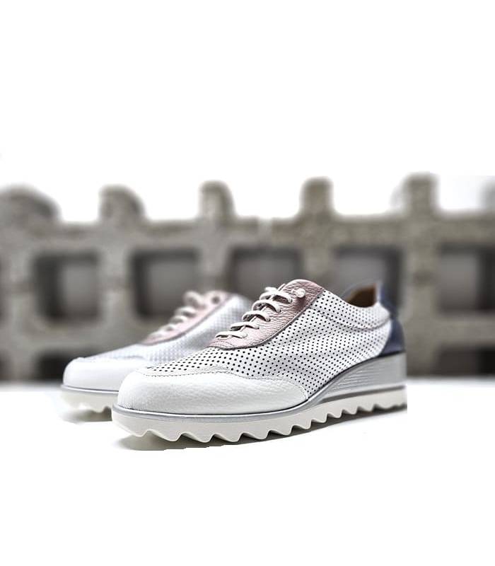 Zapato deportivo blanco con detalles en piel rosa y azul para mujer de DChicas vista semiperfil