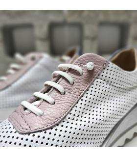Detalle de piel troquelada blanca y cordones elásticos en zapato deportivo de verano DChicas