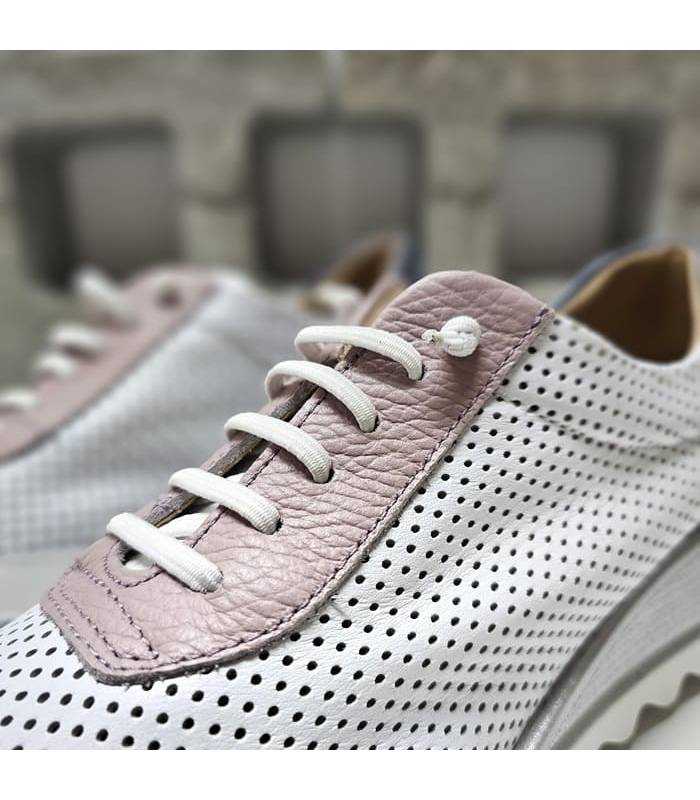 Detalle de piel troquelada blanca y cordones elásticos en zapato deportivo de verano DChicas