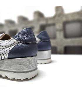 Vista trasera del zapato DChicas con refuerzo en piel azul y suela dentada blanca