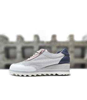 Zapato deportivo mujer DChicas con cordones elásticos y piel blanca troquelada vista lateral