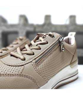 primer plano del cierre del deportivo Skechers Billion   con cordones y cremallera