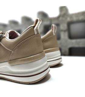 Imagen trasera del Skechers Billion 2 - Side Lines destacando su diseño en camel y altura de la cuña.