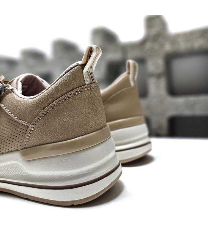 Imagen trasera del Skechers Billion 2 - Side Lines destacando su diseño en camel y altura de la cuña.