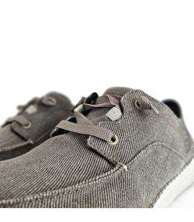 Detalle de los cordones elásticos y puntera tipo mocasín del Skechers Melson Volgo marrón"