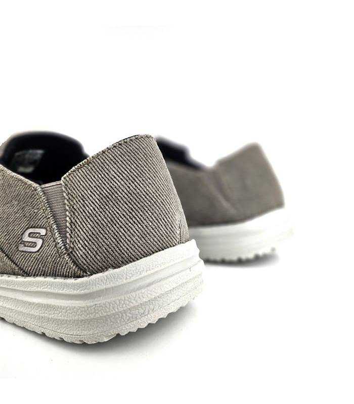 Vista trasera del Skechers Melson Volgo con diseño casual playero en lona marrón y plantilla Memory Foam"
