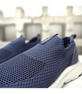 Detalle del tejido de punto transpirable del mocasín Nicoboco azul marino, ideal para verano