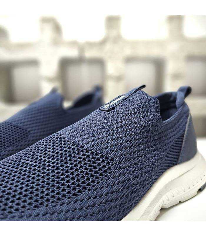 Detalle del tejido de punto transpirable del mocasín Nicoboco azul marino, ideal para verano