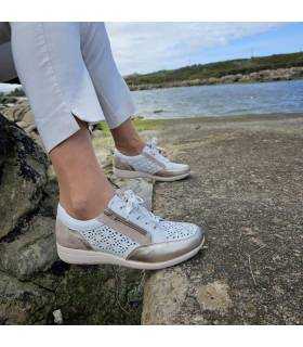 Zapatos de cordones elásticos de Treintas puestos en una mujer en una rampa de embarcadero.