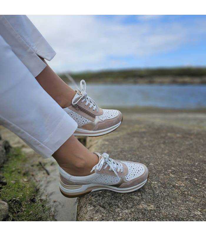 Vits ade los zapatos blancos de Treintas con cuña posando una mujer con ellos puestos