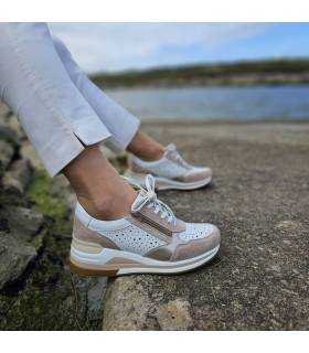 Zapatos deportivos cuña blanco oro de Treintas combina diseño y confort puestos en modelo