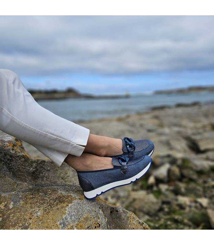Zapatos mocasines azules de horma ancha del Doctor Cutillas puestos en los pis de una modelo