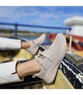 Deportivo mujer Bobs Squad de Skechers puestos posando en una barca