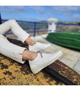 Mujer posando con los zapatos blanco roto de cordones de Laura Azaña puestos