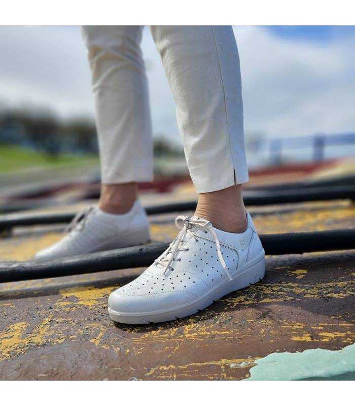 Modelo posando con los zaparos de cordones de piel blancos de Laura Azaña puestos
