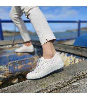 Zapato deportivo mujer de cordones de Suave by Leyland puestos en una mujer